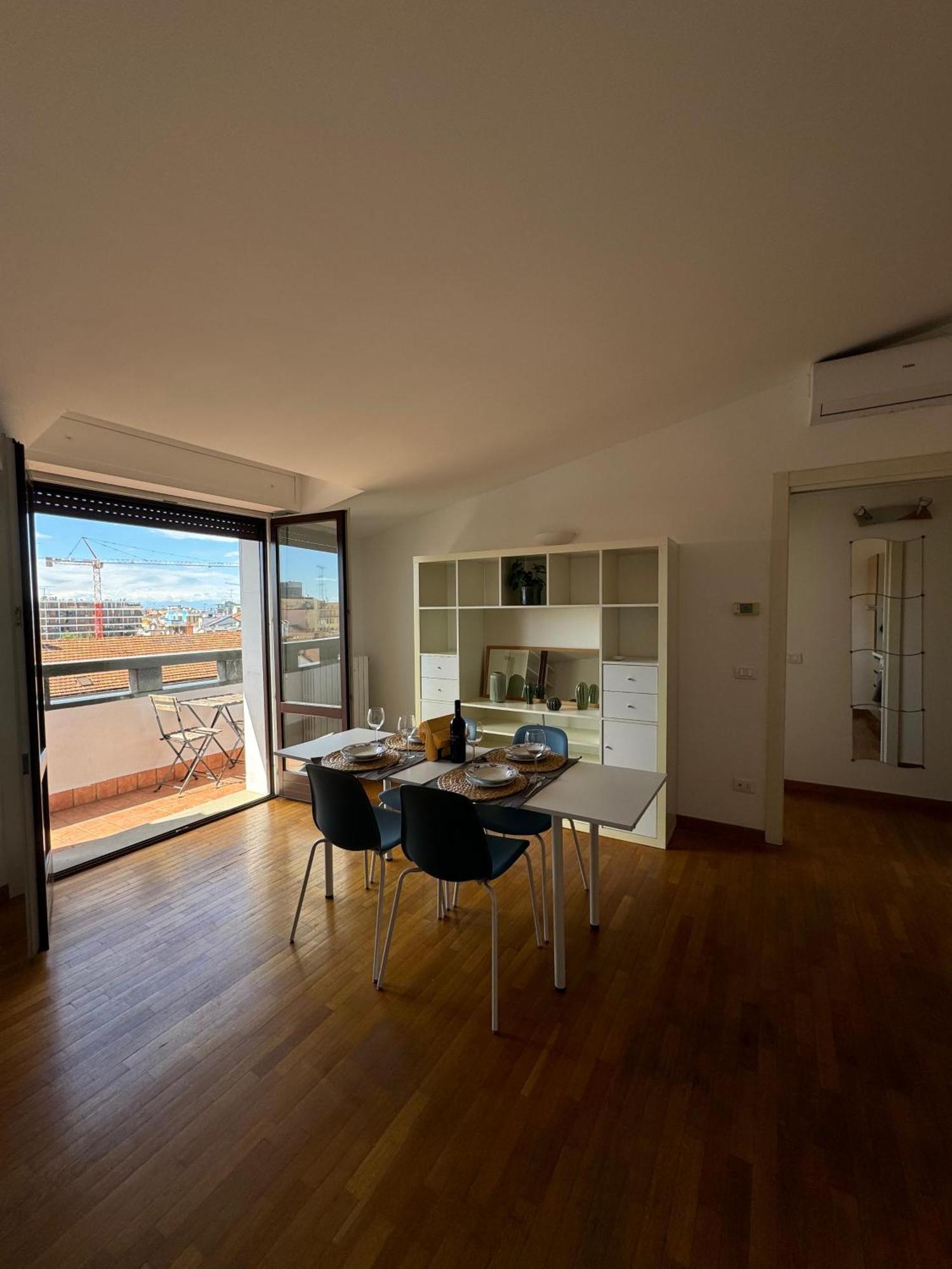 Appartamento Isola- Attico Con Balcone Milão Exterior foto